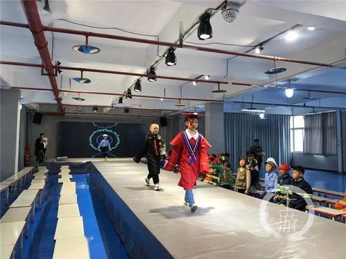 劳动教育课 搬 进工厂 小学生当起了 设计师